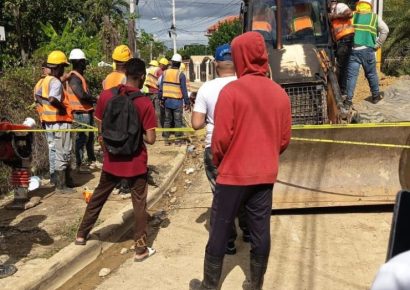 Trabajador queda atrapado bajo escombros en obras del Inapa en Licey al Medio