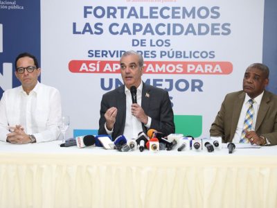 Abinader impulsa capacitación de servidores públicos con 500 becas a través del INAP