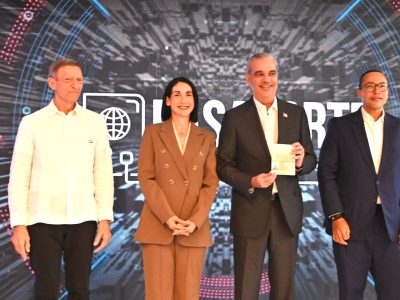 Presidente Abinader recibe el primer pasaporte electrónico dominicano