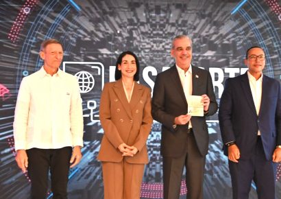 Presidente Abinader recibe el primer pasaporte electrónico dominicano