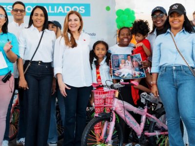 Carolina Mejía llega a la jornada Plásticos por Juguetes en el DN