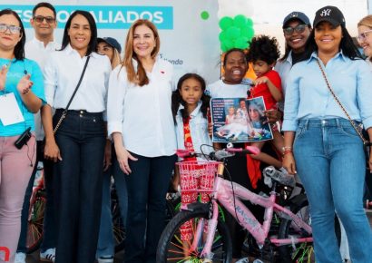 Carolina Mejía llega a la jornada Plásticos por Juguetes en el DN