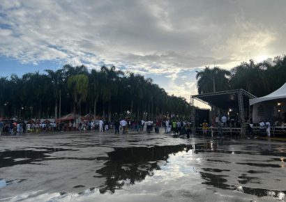 La lluvia no detiene la fe: miles de dominicanos rinden homenaje a la Virgen de la Altagracia