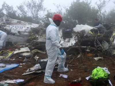Entre la niebla y la vegetación, autoridades investigan accidente de avión en Colombia