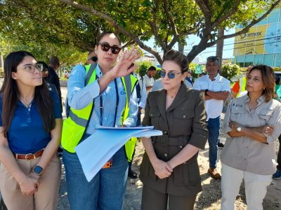 Carolina Mejía inspecciona renovación integral del parque Núñez de Cáceres junto al Banco Popular