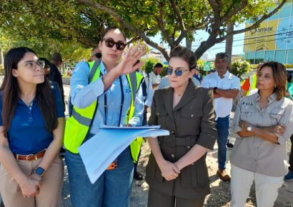 Carolina Mejía inspecciona renovación integral del parque Núñez de Cáceres junto al Banco Popular