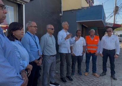 Autoridades coordinan solución integral de agua y saneamiento en la avenida Franco Bidó