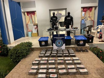 Ocupan 105 paquetes de presunta cocaína, armas y municiones en operativo en SDE