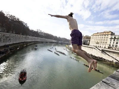 Roma celebra el inicio de 2026 con el tradicional salto al río Tíber