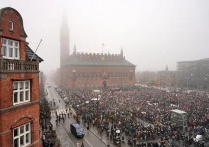 Miles de personas marchan en Copenhague «Groenlandia no está en venta»