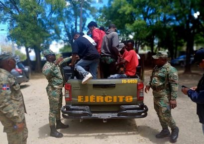 Ejército intercepta vehículo con 13 haitianos indocumentados en Mao