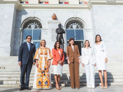 Embajadora de Estados Unidos visita el Monumento a los Héroes de la Restauración en Santiago