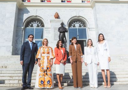 Embajadora de Estados Unidos visita el Monumento a los Héroes de la Restauración en Santiago