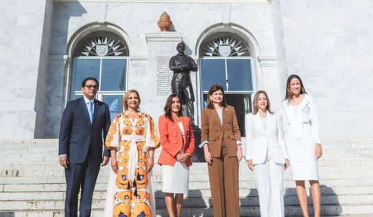 Embajadora de Estados Unidos visita el Monumento a los Héroes de la Restauración en Santiago