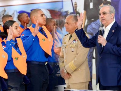 Presidente Abinader encabeza graduación de nuevos agentes del Cesac y refuerza compromiso con la seguridad aeroportuaria