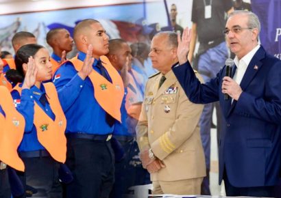 Presidente Abinader encabeza graduación de nuevos agentes del Cesac y refuerza compromiso con la seguridad aeroportuaria