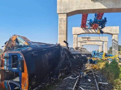 Tragedia ferroviaria en Tailandia: una grúa colapsa sobre un tren y deja al menos 29 muertos y 30 heridos