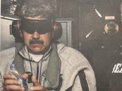 Así se encuentra Nicolás Maduro esposado y con antifaz cubriéndole los ojos y los oídos a bordo de un buque militar de EE.UU