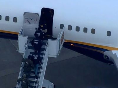 Nicolás Maduro desciende esposado y bajo fuerte custodia de su vuelo a Nueva York