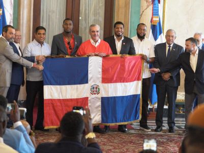 Presidente Abinader entrega la bandera nacional a los campeones del Escogido rumbo a la Serie del Caribe 2026