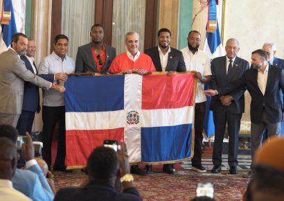 Presidente Abinader entrega la bandera nacional a los campeones del Escogido rumbo a la Serie del Caribe 2026
