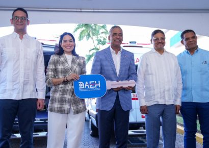Gobierno refuerza atención de salud en Barahona y Montecristi con entrega de nuevas ambulancias