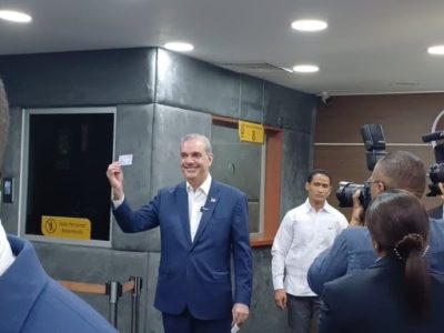 El presidente Luis Abinader ya recibió su nueva cédula de identidad y electoral