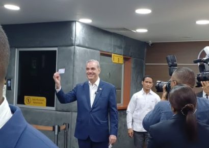 El presidente Luis Abinader ya recibió su nueva cédula de identidad y electoral