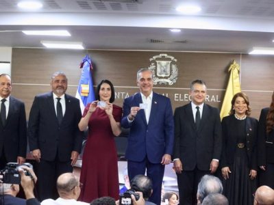 El presidente Abinader y la primera dama Raquel Arbaje, ya con la nueva cédula en mano