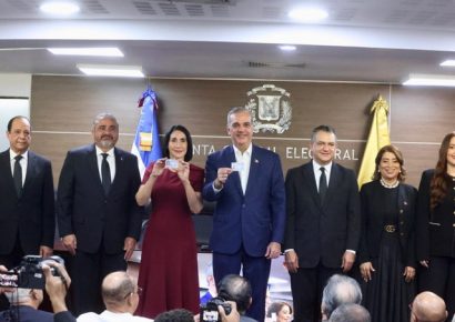 El presidente Abinader y la primera dama Raquel Arbaje, ya con la nueva cédula en mano