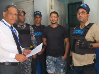 Hombre se entrega a las autoridades tras orden de arresto por riña en Samaná