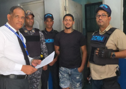 Hombre se entrega a las autoridades tras orden de arresto por riña en Samaná