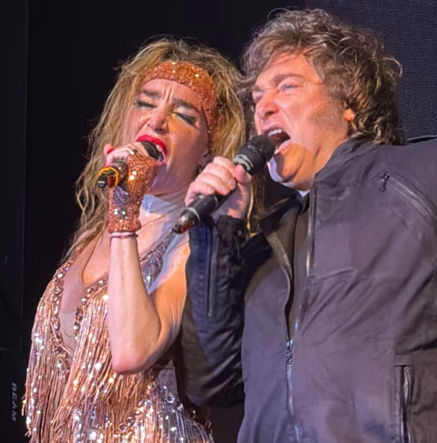 El presidente Javier Milei se subió al escenario con Fátima Florez y cantó “Rock del gato” en Mar del Plata