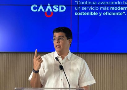 Fellito Suberví supervisa empalmes de tuberías en la avenida Gregorio Luperón