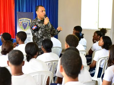 Unos 1,400 jóvenes inician formación para integrarse a la Policía Nacional