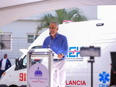 Gobierno entrega ambulancia en Zambrana Abajo, Cotuí, y resalta importancia de la minería