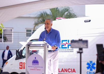 Gobierno entrega ambulancia en Zambrana Abajo, Cotuí, y resalta importancia de la minería