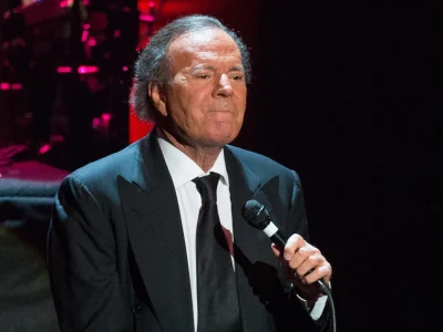 Mensajes afectuosos de la fisioterapeuta que acusa a Julio Iglesias generan polémica