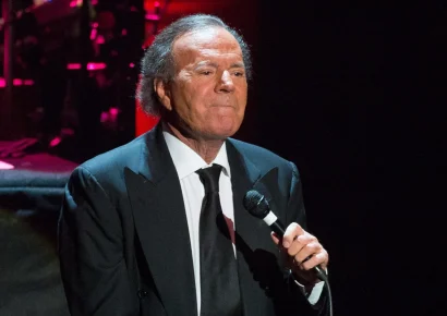 Mensajes afectuosos de la fisioterapeuta que acusa a Julio Iglesias generan polémica