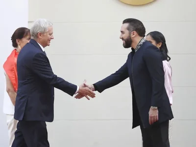 José Antonio Kast visita cárcel de máxima seguridad en El Salvador para “tomar ideas” para Chile