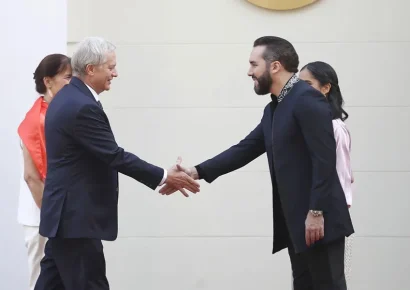 José Antonio Kast visita cárcel de máxima seguridad en El Salvador para “tomar ideas” para Chile