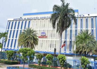 MESCyT pone en marcha programa de inglés por inmersión para miles de jóvenes