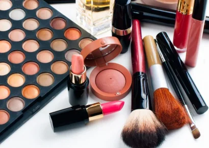 Francia prohíbe los “químicos eternos” en cosméticos y prendas a partir de 2026