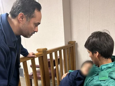 Juez en Texas ordena liberar a niño de 5 años y a su padre de centro de inmigración