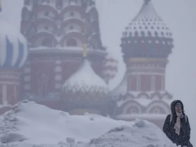 Se paraliza el principal aeropuerto de Moscú por la mayor nevada en medio siglo