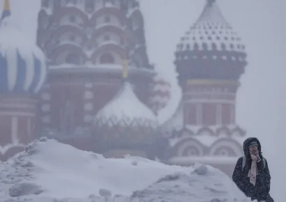 Se paraliza el principal aeropuerto de Moscú por la mayor nevada en medio siglo