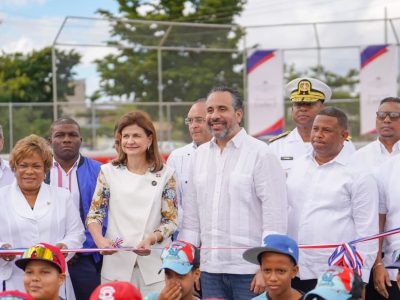 Vicepresidenta Raquel Peña y el INEFI entregan estadio de béisbol escolar en Santo Domingo Este