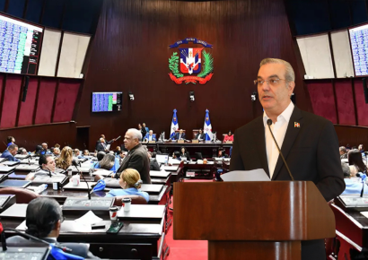 Presidente Abinader devuelve a la Cámara de Diputados la ley que busca saldar deudas antiguas a contratistas