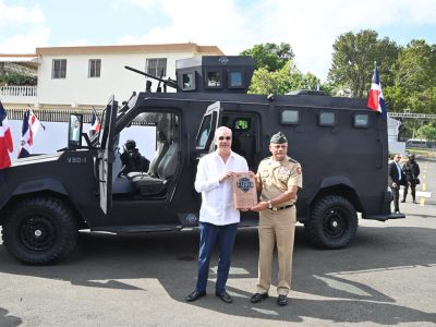 Presidente Abinader presenta el primer vehículo militar blindado ensamblado en el país