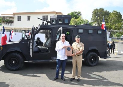 Presidente Abinader presenta el primer vehículo militar blindado ensamblado en el país